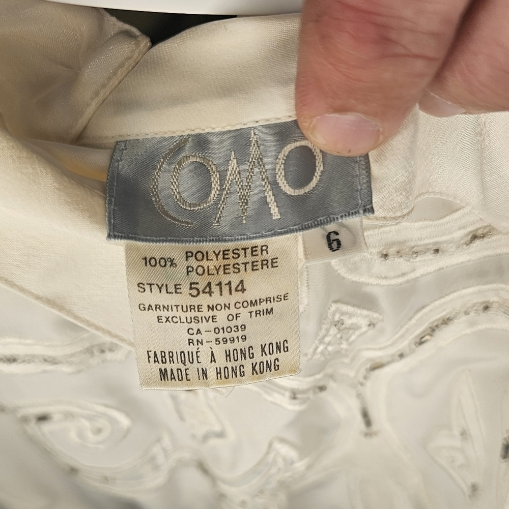 Elegant White Embroidered Women's Top - Picture 3 of 3
